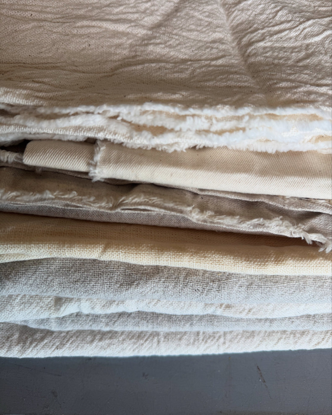 リネン特有の”ネップ”天然素材が生み出す個性