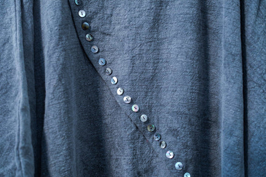 一粒に気を向ける。ezuの「貝ボタン」に宿る光と非効率さへの想い