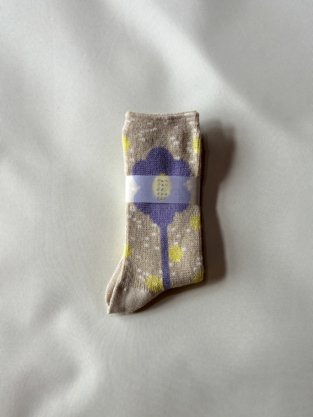 flower jacquard ソックス 帯を巻いた状態 #ベージュ