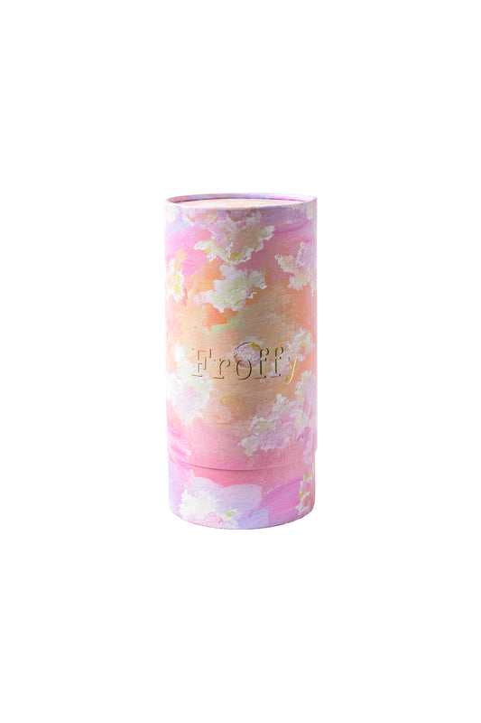 Froffy の円筒の外箱。淡いピンクと橙と紫の絵の上に、金の箔でFroffyの文字